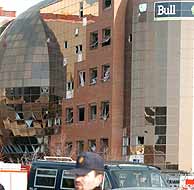 La fachada de Bull, con importantes daos materiales. (Foto: EFE)