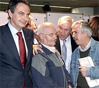 Zapatero (izda), con el alcalde Clos (segundo por la dcha), y representantes de los vecinos. (Foto: EFE)