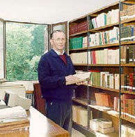 El religioso Aguirre en la biblioteca del monasterio de Lazkao. (Foto: Euskonews)