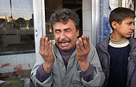 Un hombre llora por sus compaeros muertos en el ataque a una panadera de Bagdad. (Foto: AP).