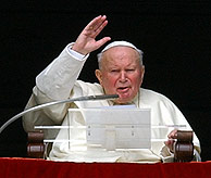 Juan Pablo II bendice desde el balcn a los peregrinos all congregados para el ngelus. (Foto:AP)