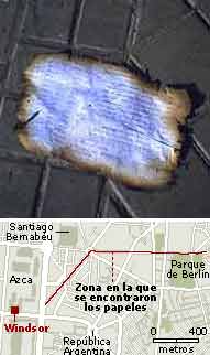 Un papel quemado por el incendio, en el Parque de Berln. (Foto: Ral Rivero)