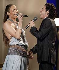Jennifer Lpez y Marc Anthony, cantando a do 'Escapmonos'. (REUTERS)