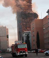 El humo todava sale del rascacielos incendiado. (Foto: EFE)