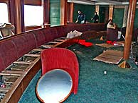 El interior del barco ha quedado destrozado. (Foto: EFE)