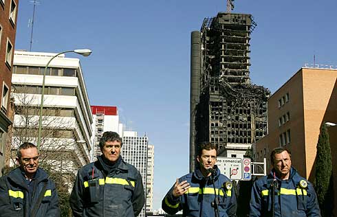 Los cuatro oficiales que realizaron la primera inspeccin de la Torre Windsor durante la rueda de prensa. (Foto: EFE)