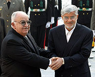 El vicepresidente iran, Mohamad Reza Aref, y el primer ministro sirio, Naji al Otari, tras su reunin en Tehern. (Foto: EFE)