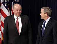 Bush y Negroponte durante el anuncio del nombramiento. (Foto: Reuters)