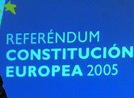 Cartel sobre la consulta popular de la Constitucin Europea. (Foto: EFE)