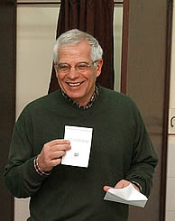 Borrell muestra su papeleta antes de votar. (Foto: EFE)