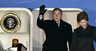 George W. Bush y su esposa a la llegada a Bruselas. (Foto: AP)