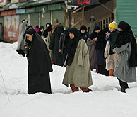 Mujeres cachemires, en la nevada ciudad de Srinagar. (Foto: AP)