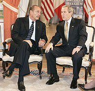 Jaques Chirac y George Bush, antes de la cena que han celebrado en Bruselas. (Foto: AP)