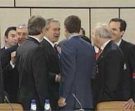 El momento del saludo entre Bush y Zapatero. (Foto: CNN+)