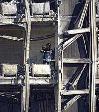 Un bombero inspecciona el Windsor tras el devastador incendio. (Foto: Antonio Heredia)