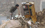 Un hombre examina los restos de una vivienda. (Foto: AcH)