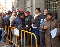 Cola de extranjeros esperando en la junta de distrito madrilea de Tetun. (Foto: EFE)