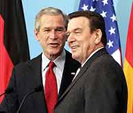 Bush y Schrder. (Foto: AP)