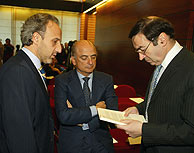 Andrés Tejero (izda.), consejero delegado de Veo TV, junto a Jaime Castellanos (presidente de Recoletos) y el director de EL MUNDO, Pedro J. Ramírez. (Foto: Alberto Cuéllar)