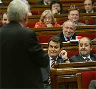 Maragall, de espaldas, se dirige a Artur Mas durante la sesin del Parlamento cataln. (Foto: Garca)