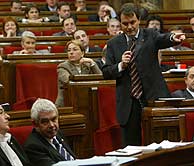 Artur Mas se dirige a Maragall durante la sesin del Parlamento de Catalua. (Foto: Garca)