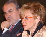 La vicepresidenta y el ministro Solbes, tras el Consejo de Ministros. (Foto: EFE)