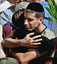 Dos israeles se abrazan durante el entierro de las vctimas. (Foto: AP)