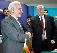 El jefe de energa atmica ruso (dcha.) y su homlogo iran estrechan sus manos. (Foto: EFE)