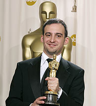 Amenábar posa con el Oscar a la mejor película de habla no inglesa. (Foto: REUTERS)