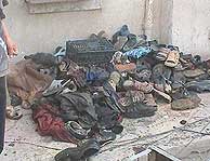 Ropa y zapatos de las vctimas apiladas en las calles. (Foto: AP)