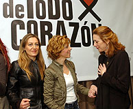 Mercedes Ferrer y Soledad Jimnez, con Pilar Manjn. (Foto: EFE).