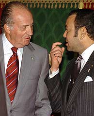 Mohamed VI conversa con Don Juan Carlos durante su visita a Marruecos el pasado enero. (Foto: EFE)