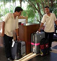 Los maleteros de los hoteles esperan ociosos la llegada de turistas. (Foto: Iratxe Rojo)