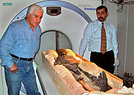 La momia deTutankamon, justo antes de hacer el TAC. (Foto: AP)
