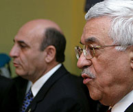 El presidente palestino, Mahmud Abas, y el ministro israel de Defensa, Shaul Mofaz. (Foto: REUTERS)