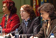 Rosa Regs (centro), con la ministra de Cultura, Carmen Calvo (dcha.) y Lidia Falcn. (Foto: EFE)