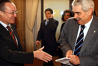 Josep Piqu saluda a Pasquall Maragall antes del debate de la mocin de censura. (Foto: EFE)