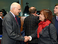 Cristina Narbona saluda al comisario europeo de Medio Ambiente, Stavros Dimas. (Foto: EFE)
