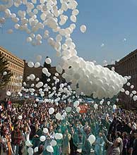 Estudiantes de la Universidad Complutense lanzan globos en recuerdo a las víctimas del 11-M. (Foto: EFE)