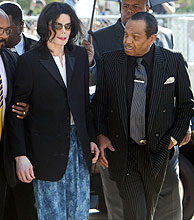 Michael Jackson, al llegar al juzgado. (Foto: Reuters)