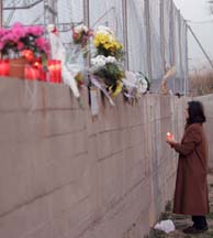 Una mujer sita un cirio en recuerdo de las vctimas del 11- M. (Foto: AP)