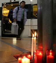 Unas velas recuerdan a las vctimas en un andn de la estacin de Atocha. (REUTERS)