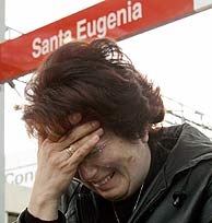 Una mujer que perdi a su hija en Santa Eugenia llora desconsolada en la estacin. (REUTERS)