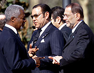 Kofi Annan habla con Javier Solana en presencia de Mohamed VI en El Retiro de Madrid. (Foto: REUTERS)
