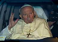 El Papa saluda desde la furgoneta que le tarsladó al Vaticano. (Foto: REUTERS)