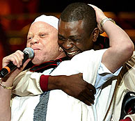 Youssou N''Dour (dcha.) se abraza al maliense Salif Keita (i) en el concierto 'Africa Live'. (Foto: EFE)