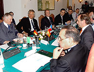 Los ministros del Interior de Italia, Espaa, Reino Unido, Alemania y Francia, al inicio de la cumbre. (Foto: EFE)