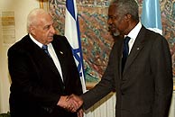 Kofi Annan saluda al primer ministro israel, Ariel Sharon. (Foto: EFE)