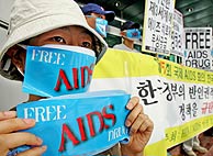 Un grupo de activistas pide el acceso a genricos anti sida. (Foto:AP)