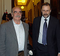 José Antonio Labordeta (CHA) y Álvaro Cuesta (PSOE), antes de entrar a la reunión. (Foto: EFE)